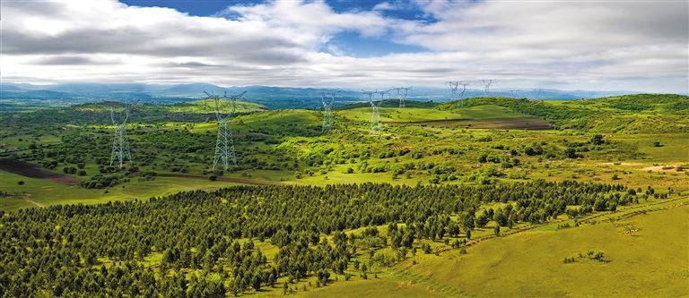 內(nèi)蒙古首條特高壓輸電通道——錫林郭勒盟至山東省1000千伏特高壓輸電線路。.jpg
