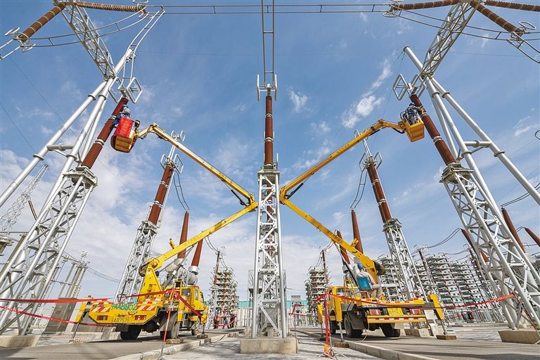 國網(wǎng)蒙東電力員工在特高壓電網(wǎng)伊克昭換流站清理絕緣子灰塵。.jpg